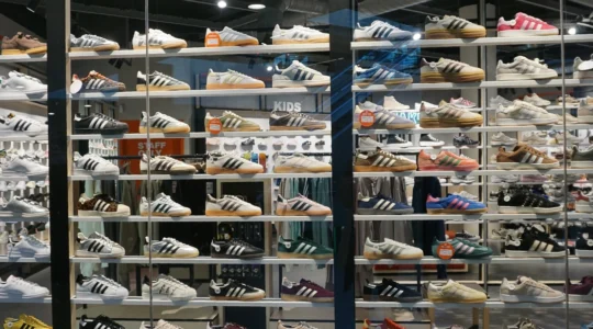 les-couleurs-de-baskets-basses-qui-dynamisent-instantanement-une-tenue